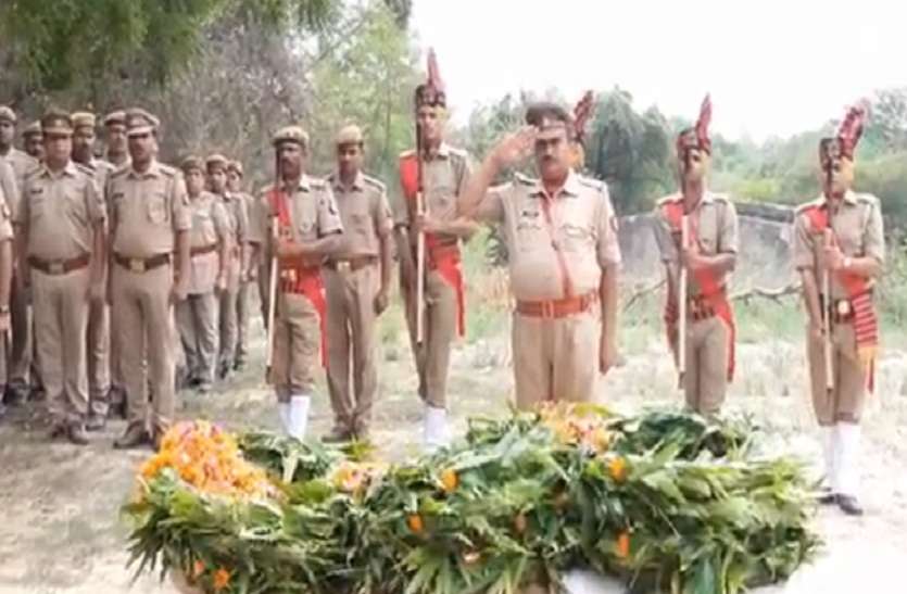 A soilder died in road accident कुत्ते को बचाने के चक्कर में एक सिपाही ने गवाई अपनी जान, दरोगा सहित 4 जवान घायल
