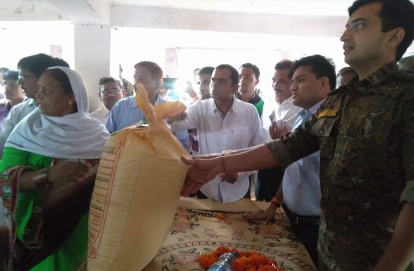 balaghat सोनगुड्डा में शिविर लगा कलेक्टर एसपी ने सुनी समस्या, किया सामग्री वितरण