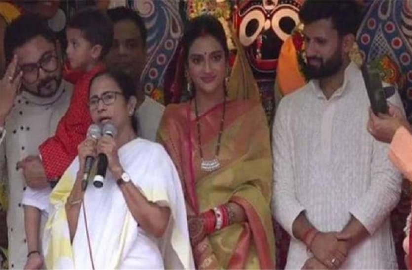 Nusrat Jahan नुसरत जहां ने कोलकाता में की पूजा, देवबंद उलेमा ने धर्म पर उठाया सवाल