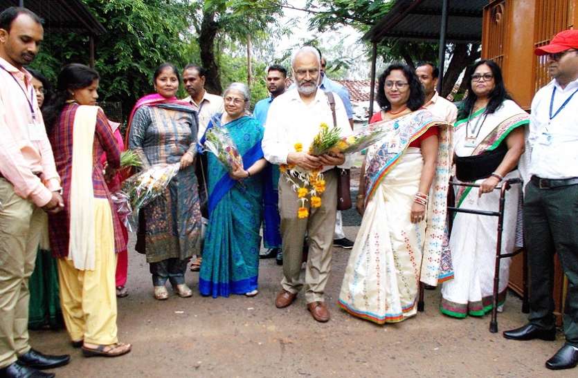 Virgo college, higher education, good team, professor, girl students, education minister छोटे कमरों में उच्च शिक्षा की पढ़ाई कठिन कार्य