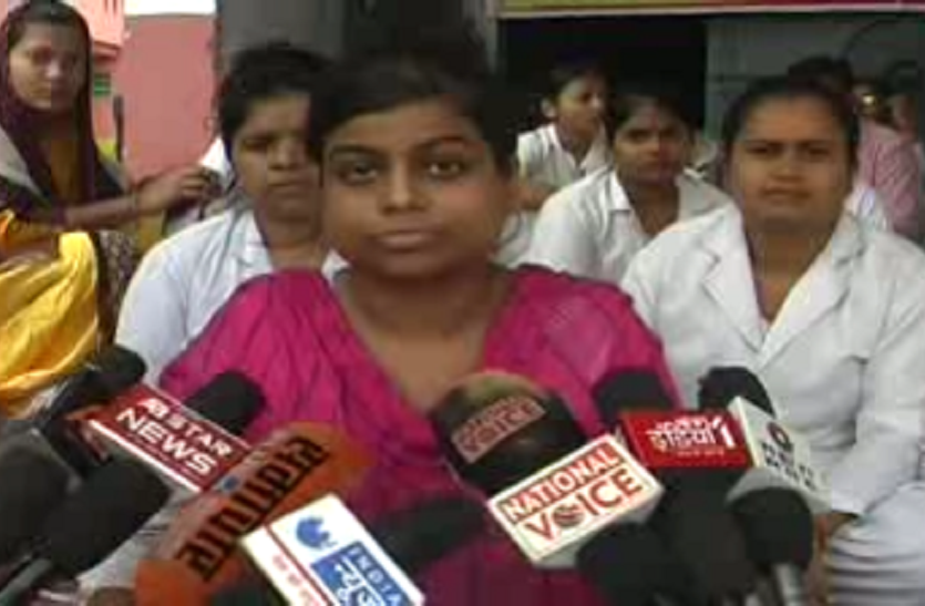 up news नौ महीने से नहीं मिला वेतन, भूख हड़ताल पर बैठी नर्सों की तबियत बिगड़ी