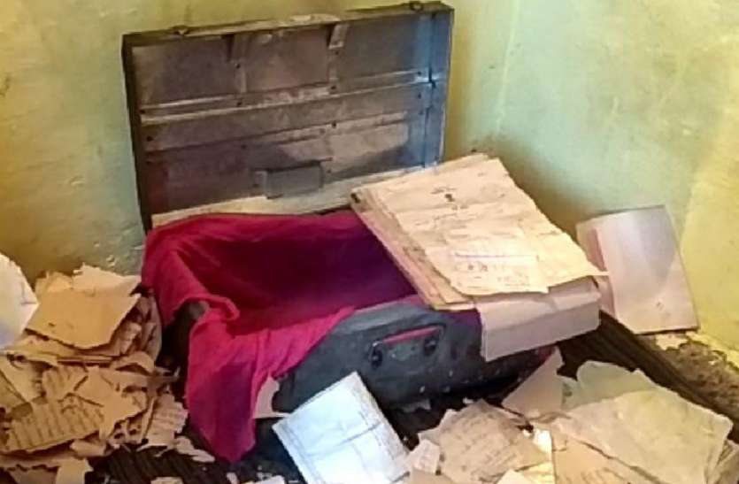 maata mandir se chaandee ke chhatr va mukut choree maata mandir से चांदी के छत्र व मुकुट चोरी