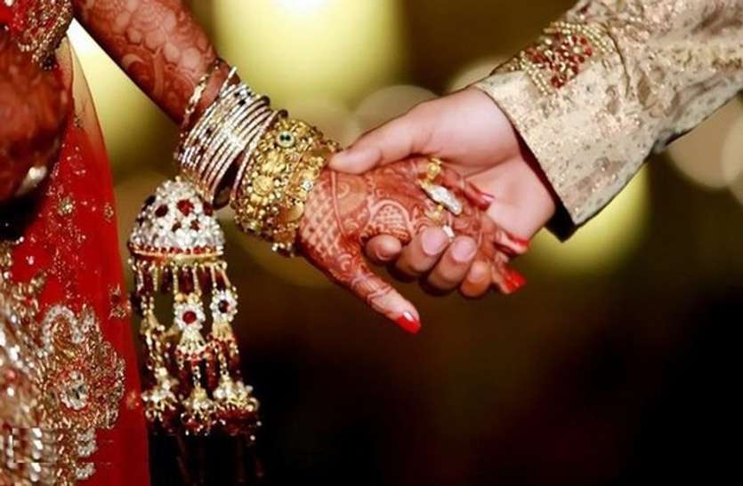 love marriage news अंतरजातीय विवाह करने पर समाज ने किया दंपती का बहिष्कार, 17 गिरफ्तार