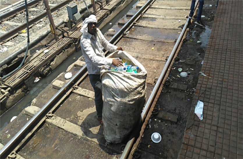 Crush machine installed on the station for environmental protection, not being used पर्यावरण संरक्षण के लिए स्टेशन पर लगाई क्रश मशीन, नहीं हो रहा उपयोग, पढ़ें खबर