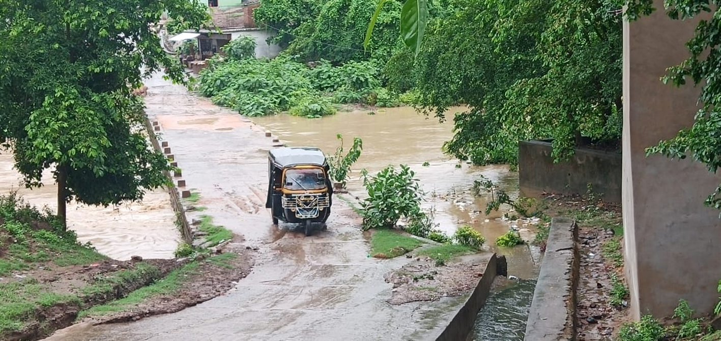 On the river basins boom, the streets filled with water नदी-नाले उफान पर, सड़कों में भरा पानी