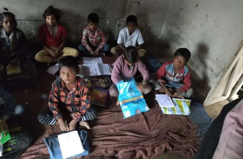 Primary school, shabby, education, student, teacher, minister अभी तक नहीं बना प्राथमिक स्कूल