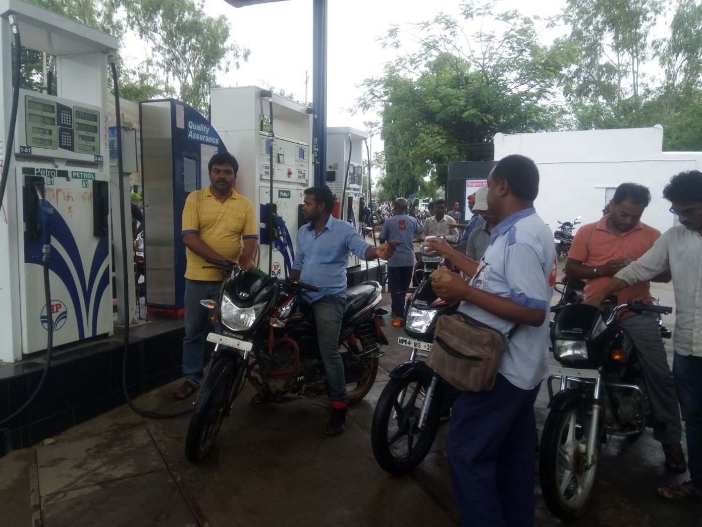 Price of petrol and diesel increased only on the second day of general budget आम बजट के दूसरे दिन ही बढ़ गए पेट्रोल-डीजल के दाम