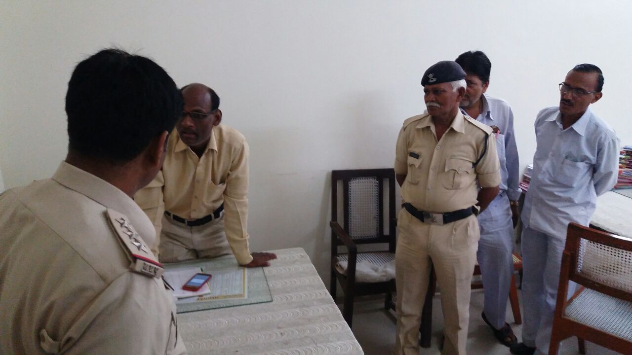 While examining the police door from where the servant fell down to death. कलेक्टोरेट बिल्डिंग की तीसरे माले से गिरकर भृत्य की मौत