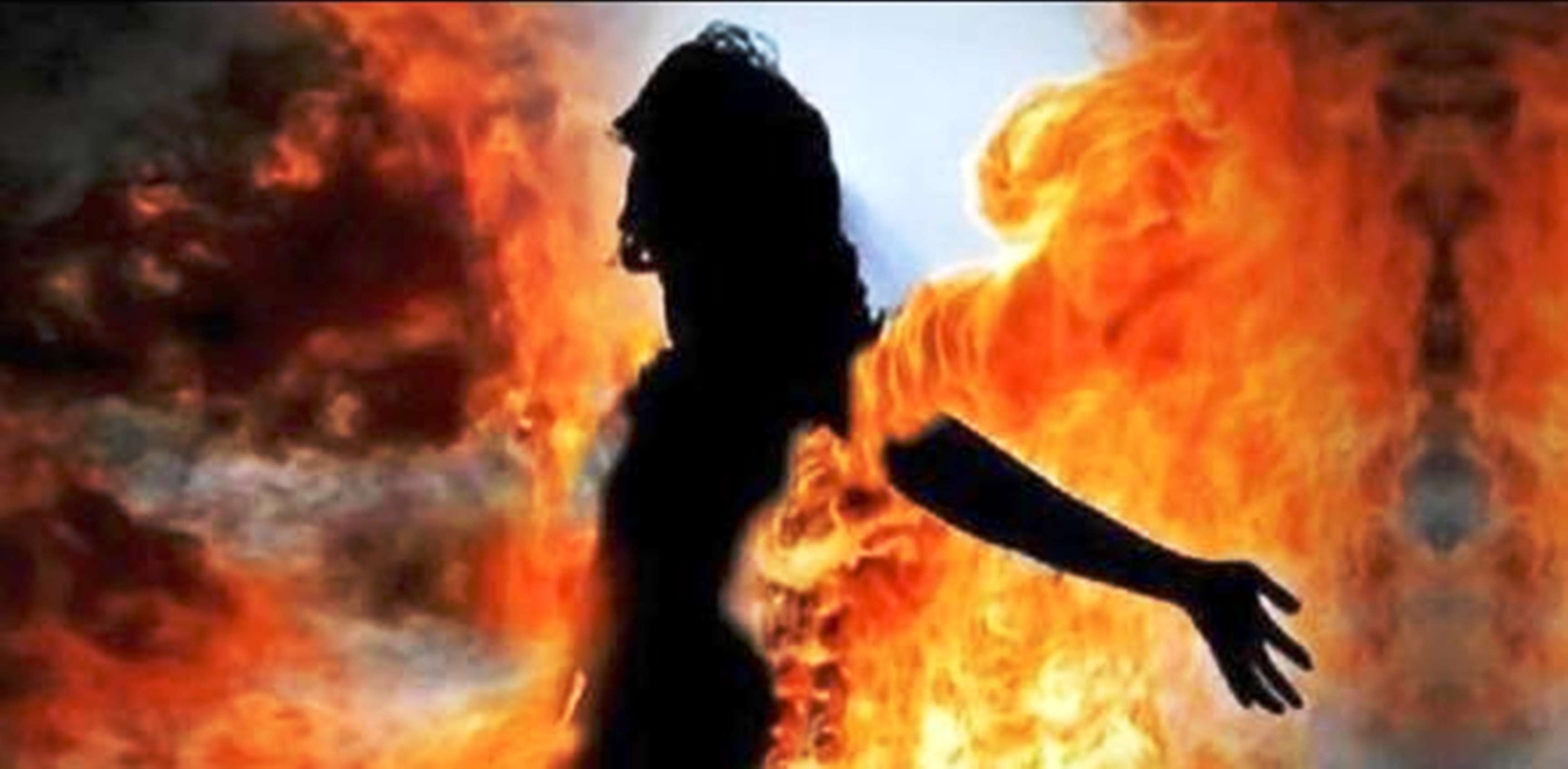 young woman set fire herself committed suicide in kanpur तीसरी मंजिल में धू-धू कर जली बंगाल की प्रिया
