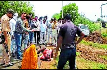 collector bhind admitted injured people in hospital घायल युवकों को देख कलेक्टर ने रोकी गाड़ी, भेजा अस्पताल