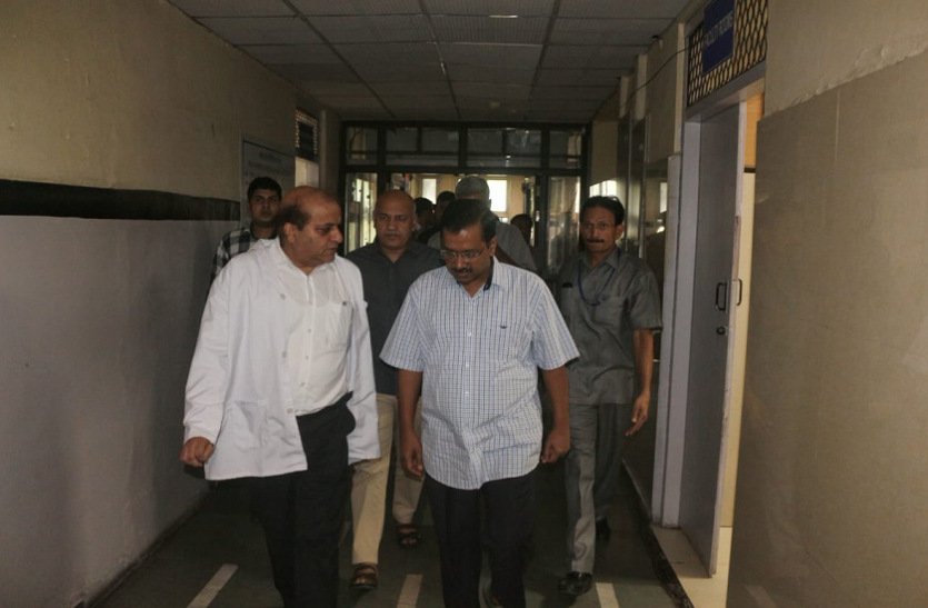 Arvind Kejriwal दिल्ली: रेप पीडि़ता बच्ची की हालत नाजुक, हाल जानने हॉस्पिटल पहुंचे CM केजरीवाल