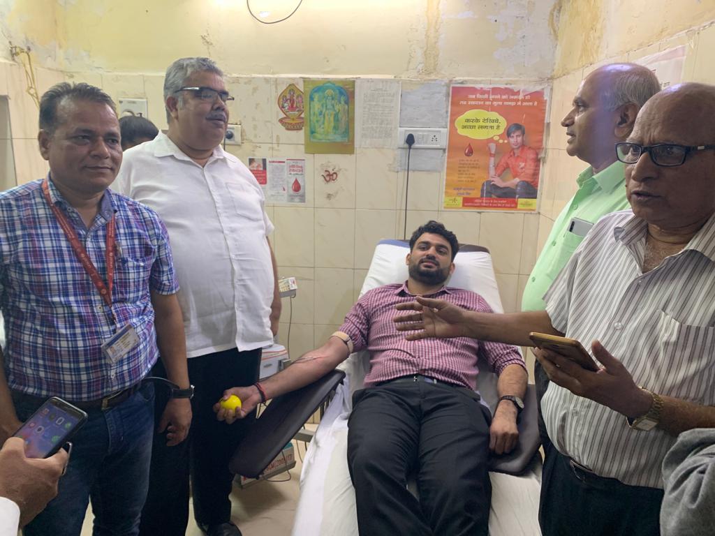 जिला अस्पताल में लगा रक्तदान शिविर जिला अस्पताल में लगा रक्तदान शिविर