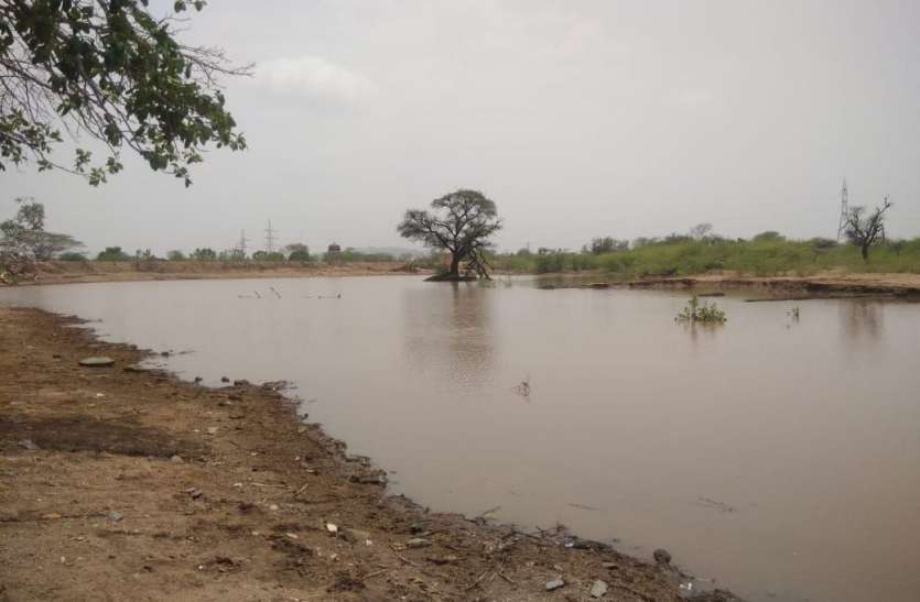 First rain of the monsoon, water in the pond मानसून की पहली बारिश, तालाब में आया पानी