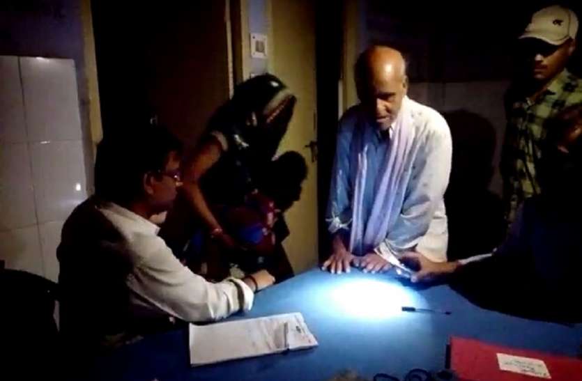 mobile torch बिजली व्यवस्था ठप्प, मोबाइल टार्च की रोशनी में हुआ मरीज का इलाज