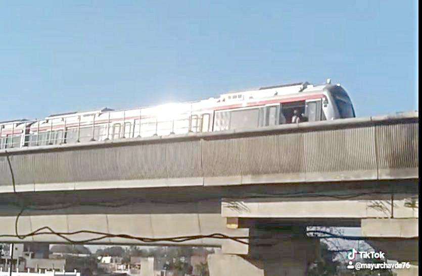 metro train Ahmedabad news: मेट्रो ट्रेन चार घंटे रही ठप
