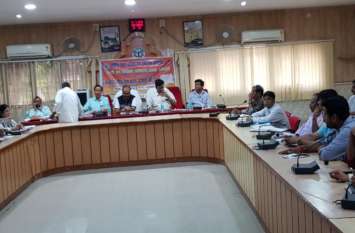 CMO concern about campaign not going well in Balrampur परवान नहीं चढ़ रहा दस्तक अभियान, सीएमओ ने जताई चिंता