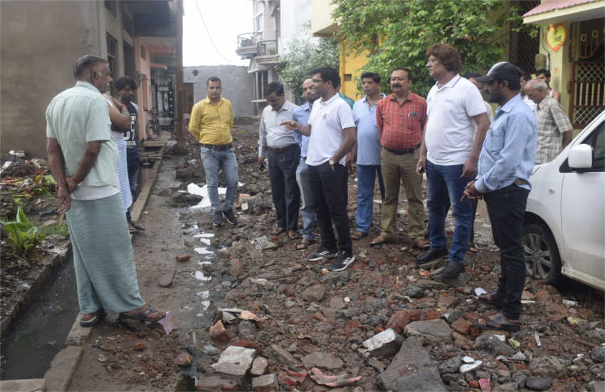 Leaders and officers who were scared with some water on the road सड़क पर जमा थोड़े से पानी से घबराते हुए चले नेता व अफसर