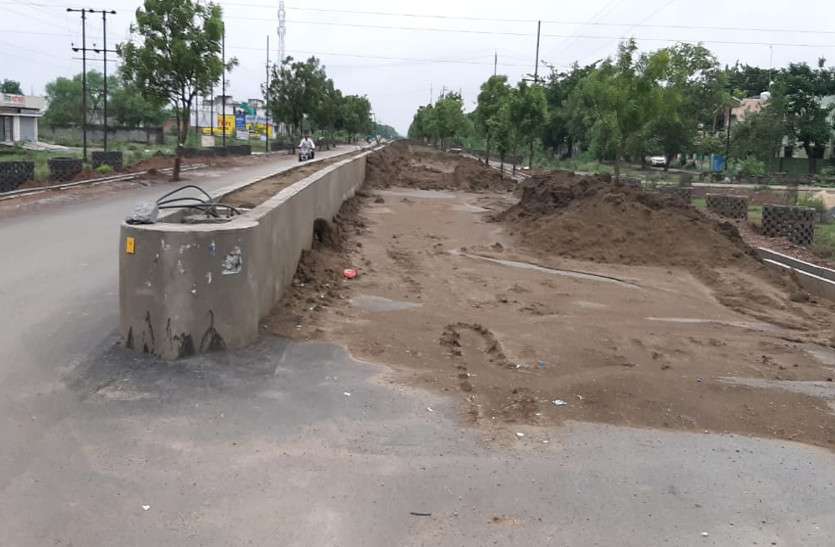 भरी बरसात में किया जा रहा ये काम, एनएच में जाम तो कलेक्टोरेट रोड वन-वे होने से चलना हुआ खतरनाक