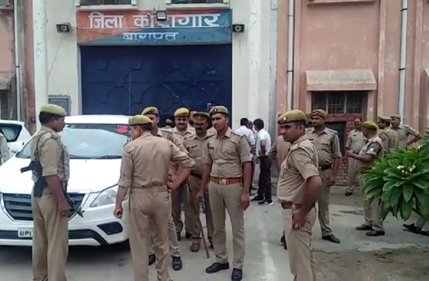 bagpat jila jail Video: बागपत जिला जेल में हुआ था मुन्ना बजरंगी का मर्डर, अब डीएम व एसपी को जेल में मिला यह आपत्तिजनक सामान