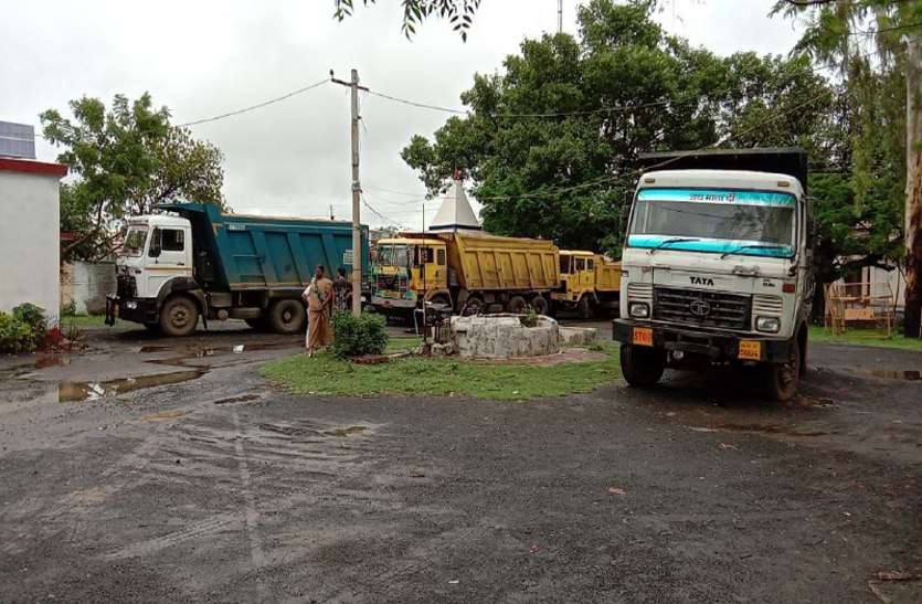 seoni police action लखनादौन पुलिस ने दर्जनों बस, डंपर व मोटरसाइकिलों पर की कार्रवाई