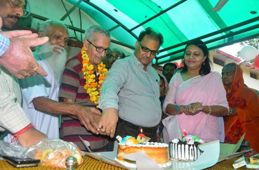 collector Best wishes happy BirthDay old man to wear flowers वृद्धाश्रम में ऐसा जश्न कि डबडबा गई आंखे, छलके आंसु, वृद्ध ने काटा केक
