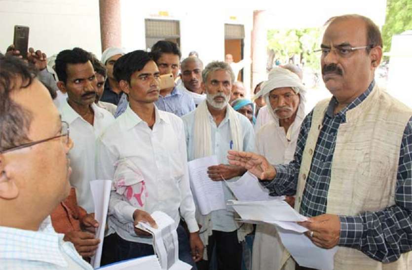 Azamgarh DM At Random Cheaking रिश्वत मांगने वाला लेखपाल निलंबित, औचक निरिक्षण में लगे आरोप तो हुई कार्रवाई