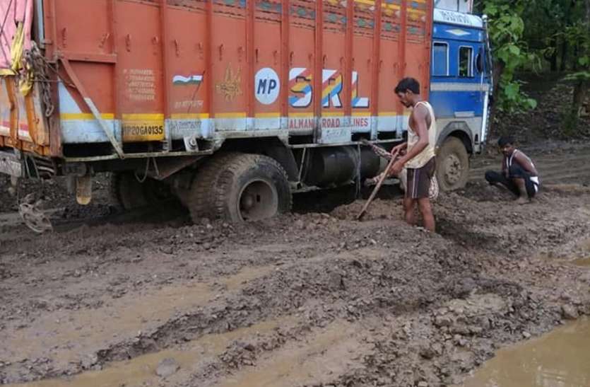 Heavy cargo Trapped on incomplete highway अधूरे हाइवे पर फंस रहे भारी मालवाहक, बारिश में यात्रियों पर मंडरा रहा खतरा