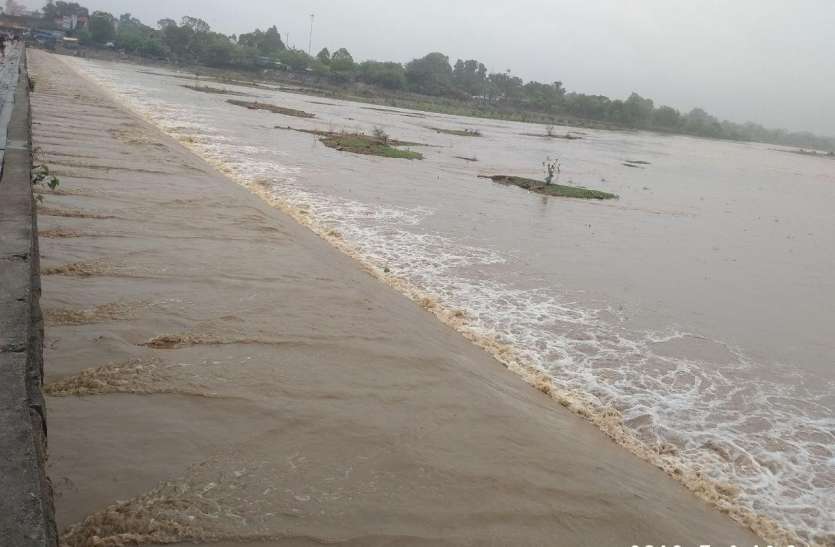 Why ground water level dropped in the district भरपूर है भू-जल भंडार, फिर भी आधी से अधिक आबादी ने इस बार जल का हाहाकार सहा