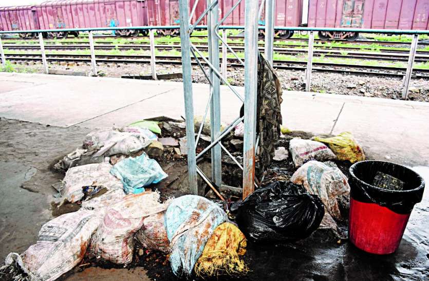 Story of Satna Railway Station Cleanliness campaign प्लेटफार्म पर गंदगी, शौचालय में ताला... ऐसा है आपका सतना रेलवे स्टेशन