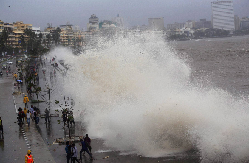 Mumbai Rains मुंबई: मरीन ड्राइव में हाई टाइड का कहर, डूबने से एक की मौत और एक लापता