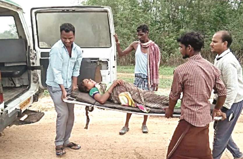 Dangers of life of patients without road प्रसव पीड़ा से तपड़ रही महिला को एंबुलेंस तक पहुंचाने एक किलोमीटर पैदल चले लोग