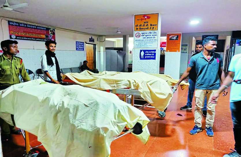 Road Accident बारिश की धुंध में रफ्तार का कहर : तीन बाइक आपस में भिड़ी, 2 की मौके पर मौत, 2 ने इलाज के दौरान तोड़ा दम