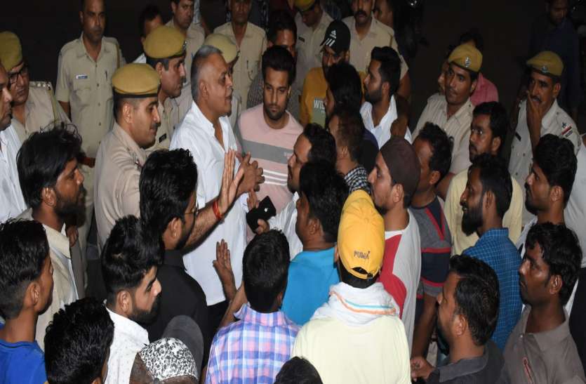 Bikaner : Demolition on Ambedkar Circle बीकानेर : आम्बेडकर सर्किल पर तोडफ़ोड़, लोगों में रोष, पुलिस आरोपियों की तलाश में जुटी
