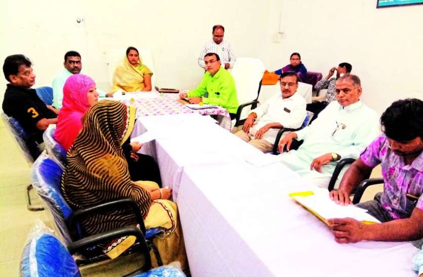 General conference of Alirajpur municipality पहले आपस में भिड़े भाजपा पार्षद, बाद में सुर में सुर मिलाते दिखे
