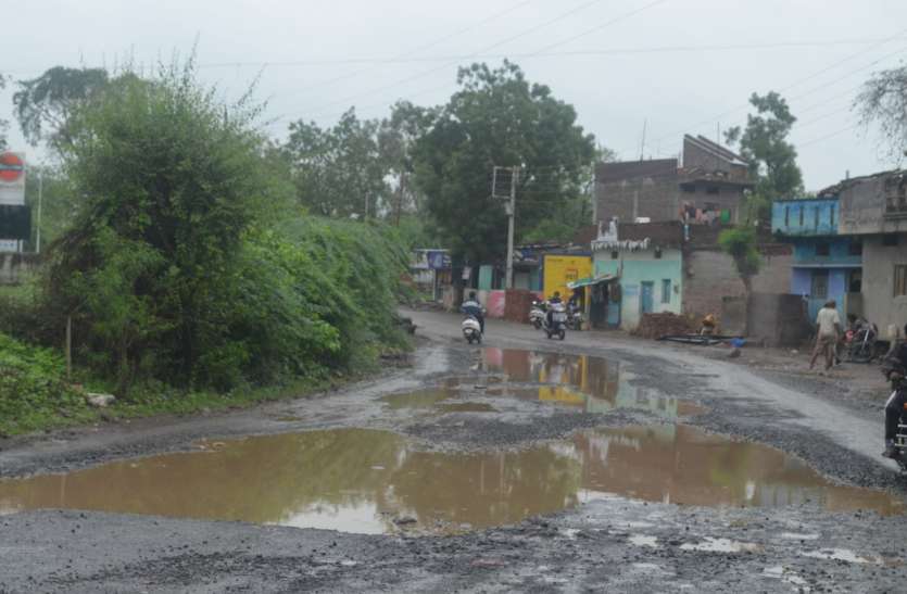 Rain from four days लगातार बरसता पानी, अब बनने लगा लोगों की परेशानी