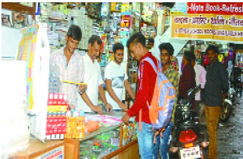 shopkeepers अभिभावकों का बजट बिगाड़ा,महंगे कोर्स व स्कूल संचालकों के कमीशन ने बढ़ाई टेंशन