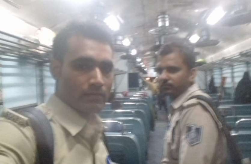 selfie ट्रेनों में जाने वाले गार्ड्स व पुलिसकर्मियों को बॉस को भेजना होगी सेल्फी