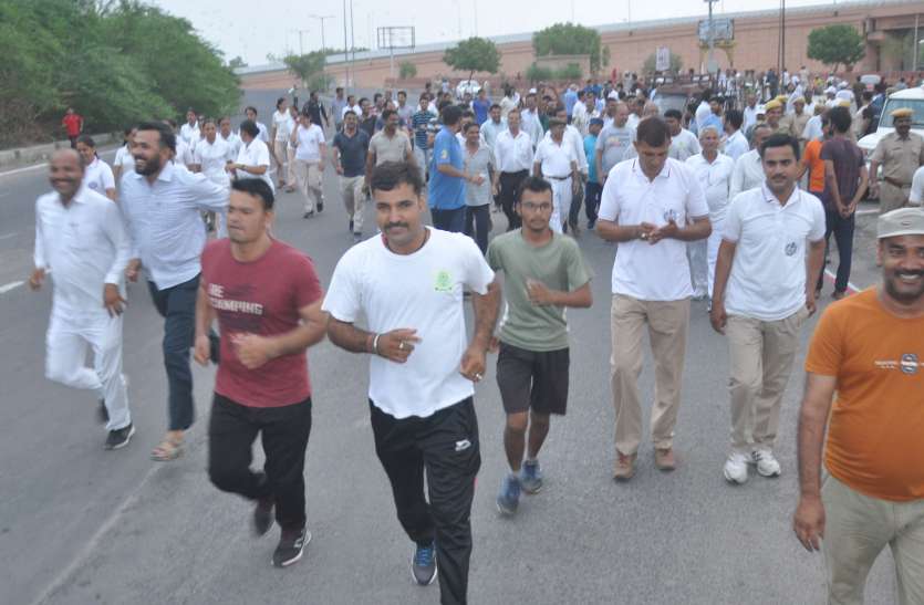 barmer...run for one...save envirement पर्यावरण बचाने के लिए रन फोर वन में दौड़ा बाड़मेर