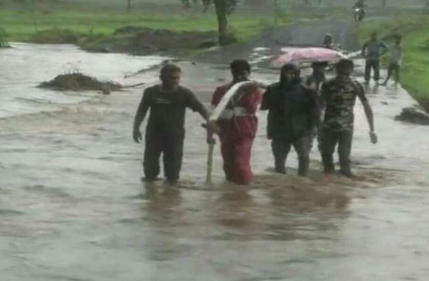 Water in dudhwal drain ओरसंग नदी लबालब, कॉज-वे में महिला लापता