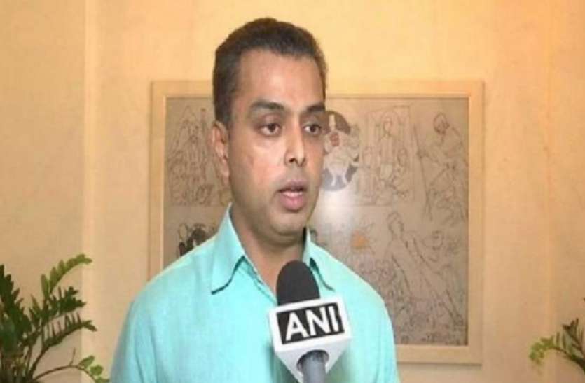 milind deora मिलिंद देवड़ा के इस्तीफे पर रार, निरुपम बोले- यह इस्तीफा है या ऊपर चढ़ने की सीढ़ी ?