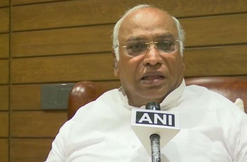kharge कर्नाटक में सियासी संकट : भाजपा चुनी सरकार को तोड़ने की कोशिश कर रही- खड़गे