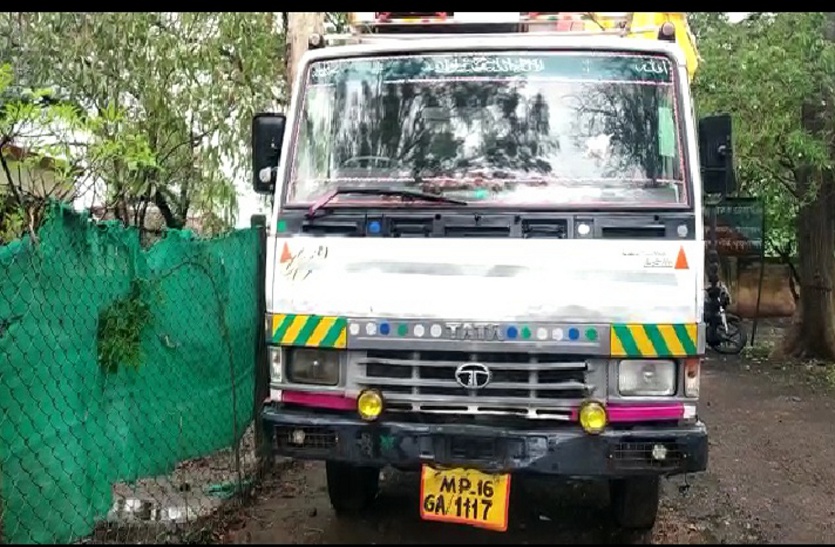 The trucks leaving the truck after seeing the van वन अमले को देख ट्रक छोड़कर भागे तस्कर