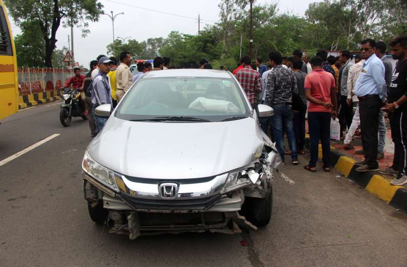 Dhar पहले बेरिगेट तोड़ फिर बाइक को टक्कर मारी, सडक़ पर चल रहे एडीएम के ड्रायवर को भी किया घायल