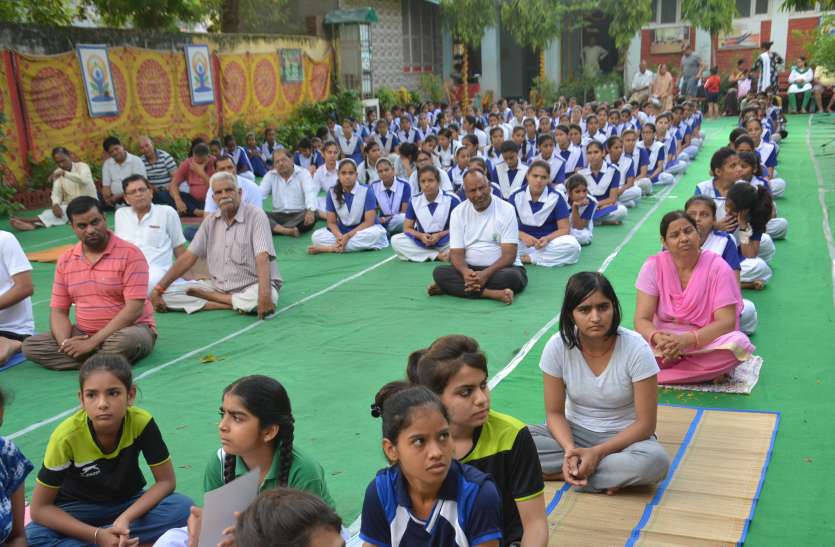 yoga-in-alwar प्रशिक्षित बालक-बालिकाओं ने योग क्रियाओं का किया रोमांचक प्रदर्शन