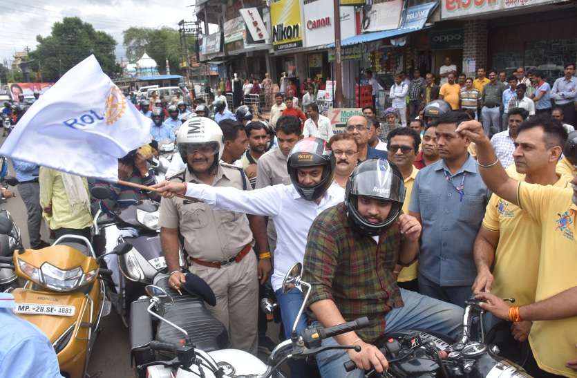 patrika सांसद नकुलनाथ हेलमेट लगाकर रैली में शामिल