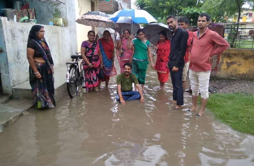 dewas धरना-चक्काजाम से नहीं....कीचड़ में बैठकर विरोध करने से खुलती है नगर निगम की नींद...!