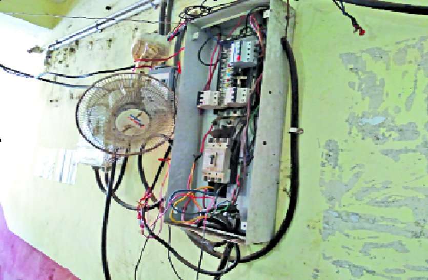 fan नगर पालिका में विद्युत तारों को ठंडा रखने लगाया पंखा