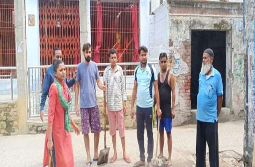 Muslims run the cleanliness drive near temple, Hindus said - thank you Muslims ने मंदिर के पास चलाया सफाई अभियान, हिन्दुओं ने कहा- शुक्रिया