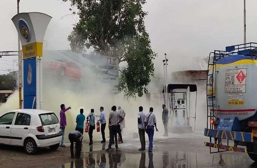 Fire on petrol pump पेट्रोल पम्प पर टैंकर खाली होते समय भड़की चिनगारी