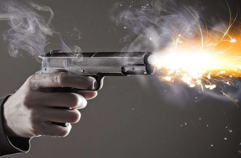 crime news हथियार लेकर घूमने वाले युवकों का वीडियो वायरल